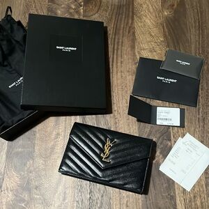 CASSANDRE ENVELOPE CHAIN WALLET IN GRAIN DE POUDRE LEATHER